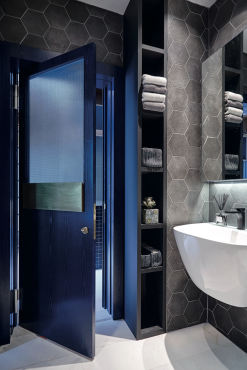 Căn hộ nhỏ ấn tượng với sắc xanh biển sâu - Ảnh 4.