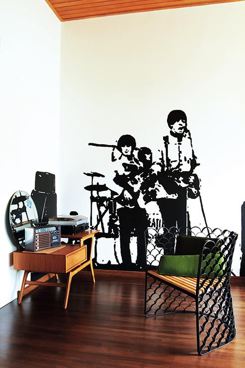 Căn hộ nhỏ phong cách với decal dán tường - Ảnh 2.