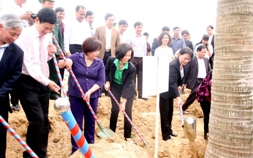 Các đại biểu của chương trình "Quỹ 1 triệu cây xanh cho Việt Nam" cùng trồng cây tại khu mộ của Cố Đại tướng Võ Nguyên Giáp.