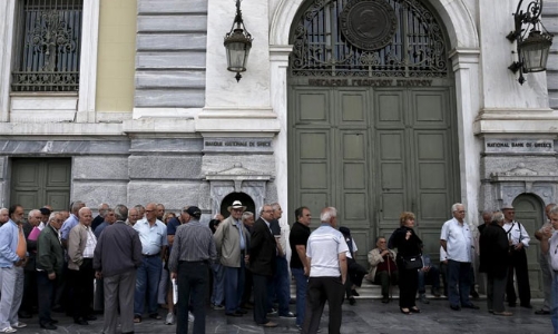 Người già Hy Lạp vạ vật trong khủng hoảng lương hưu