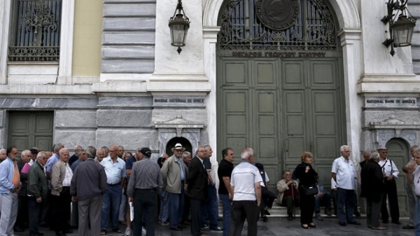 Người già Hy Lạp vạ vật trong khủng hoảng lương hưu