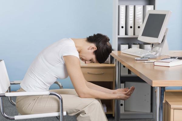 3 bài tập… ngồi giúp dáng đẹp chốn công sở - Ảnh 3.