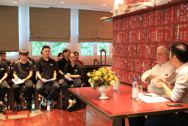 Bếp trưởng 2 sao Michelin Alain Dutournier giao lưu cùng học viên trường dạy nghề KOTO - Ảnh 2.