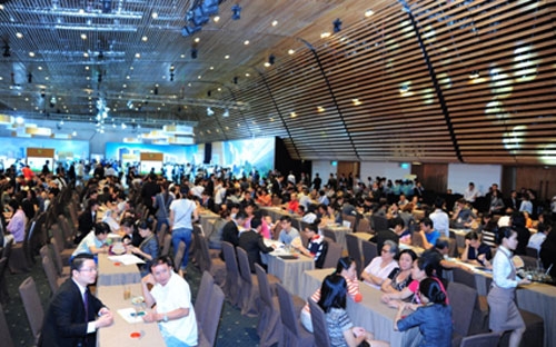 Đông đảo khách hàng tham quan tìm hiểu dự án tại triễn lãm.