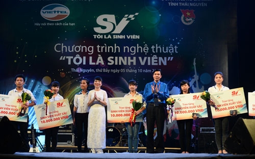 Bà Phạm Thị Thanh Vân, Phó tổng giám đốc Viettel Telecom trao học bổng 
cho sinh viên nghèo vượt khó, học giỏi của tỉnh Thái Nguyên trong chương
 trình "Tôi là sinh viên 2013".