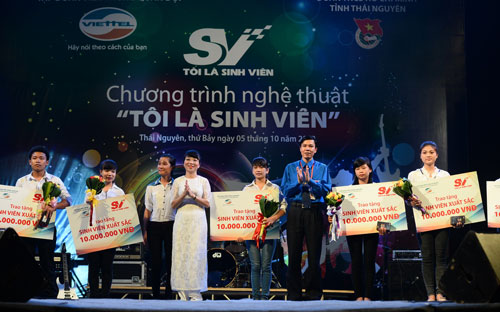 Bà Phạm Thị Thanh Vân, Phó tổng giám đốc Viettel Telecom trao học bổng 
cho sinh viên nghèo vượt khó, học giỏi của tỉnh Thái Nguyên trong chương
 trình "Tôi là sinh viên 2013".