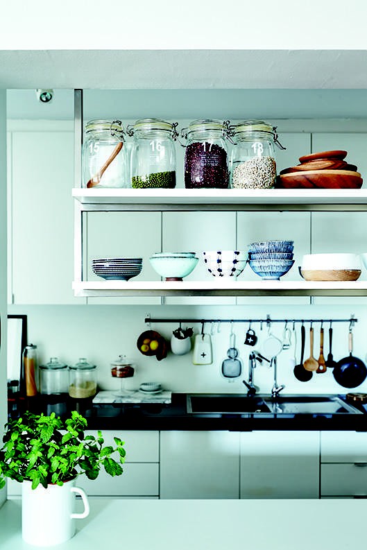 7 kệ treo độc đáo cho căn bếp mở - Ảnh 2.