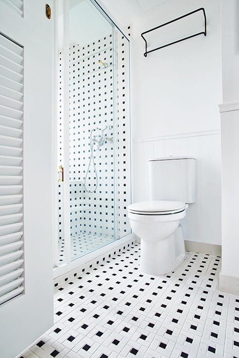 Phòng tắm sang trọng chỉ với hai tông màu đen và trắng - Ảnh 2.