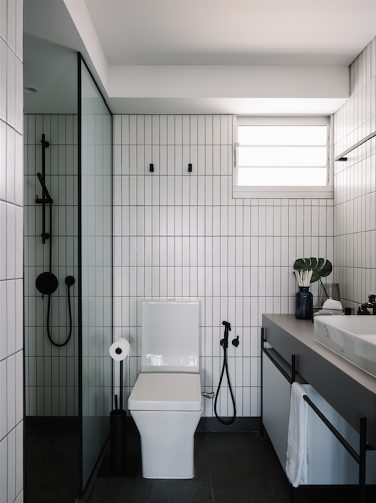 Phòng tắm sang trọng chỉ với hai tông màu đen và trắng - Ảnh 5.