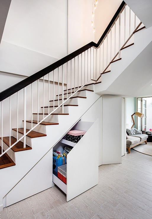 Nên làm gì để tận dụng khoảng trống dưới cầu thang? - Ảnh 1.