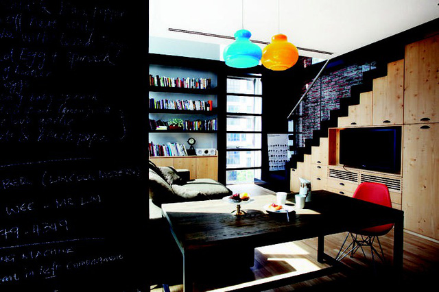 Nên làm gì để tận dụng khoảng trống dưới cầu thang? - Ảnh 2.