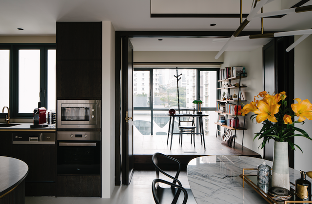 Đồ nội thất gỗ tối màu có phù hợp với căn hộ nhỏ? - Ảnh 4.