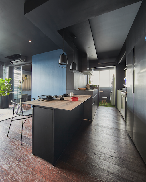 Căn hộ trầm tĩnh với nội thất gỗ sẫm màu - Ảnh 3.