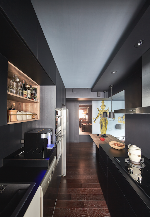 Căn hộ trầm tĩnh với nội thất gỗ sẫm màu - Ảnh 4.