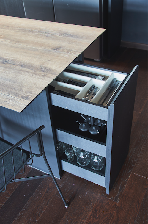 Căn hộ trầm tĩnh với nội thất gỗ sẫm màu - Ảnh 5.