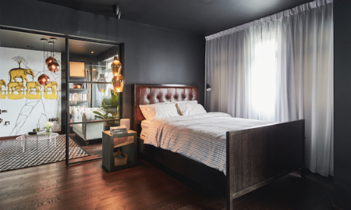 Căn hộ trầm tĩnh với nội thất gỗ sẫm màu