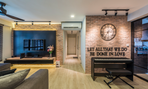 Căn hộ ấm cúng với gạch mộc và vách kính