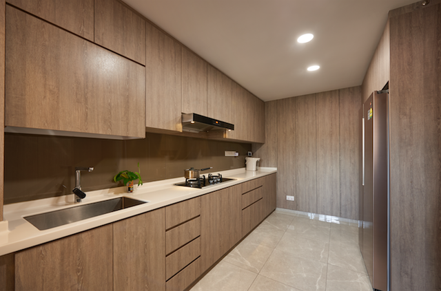 Căn hộ với nội thất gỗ liền mạch - Ảnh 3.