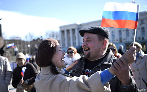 Người dân Crimea ăn mừng sau cuộc trưng cầu dân ý gia nhập Nga - Ảnh: AFP.<br>