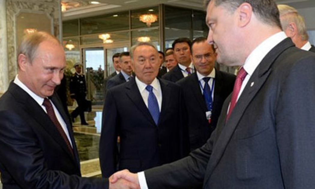 Tổng thống Nga&nbsp; Vladimir Putin (trái) và Tổng thống Ukraine Petro Poroshenko gặp ở Minsk, Belarus, ngày 26/8 - Ảnh: AFP.<br>