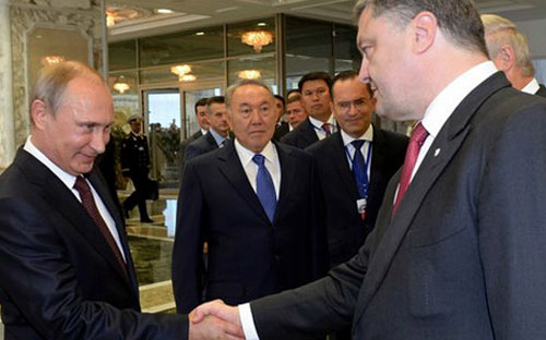 Tổng thống Nga&nbsp; Vladimir Putin (trái) và Tổng thống Ukraine Petro Poroshenko gặp ở Minsk, Belarus, ngày 26/8 - Ảnh: AFP.<br>