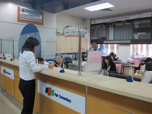 Khách hàng giao dịch tại FPTS.<br>