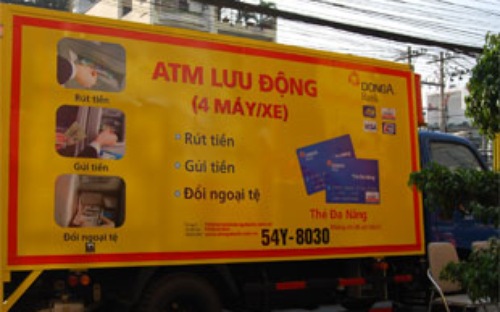 DongA Bank là ngân hàng đầu tiên được triển khai dịch vụ ATM lưu động và từng bị cảnh cáo do vi phạm quy định trong năm 2009.<br>