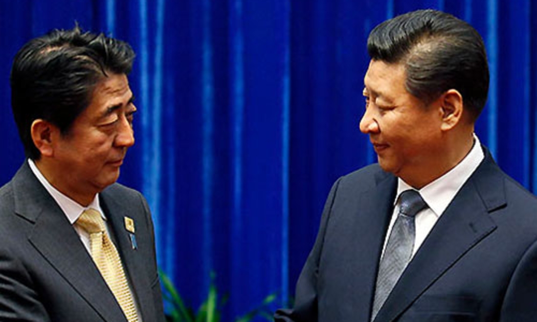 Thủ tướng Nhật Bản Shinzo Abe (trái) và Chủ tịch Trung Quốc Tập Cận Bình
 (phải) trong cuộc gặp ở Bắc Kinh tháng 11/2014 - Ảnh: AP.