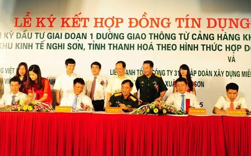 Lễ ký kết hợp đồng tín dụng giữa các chi nhánh Vietcombank và liên danh nhà đầu tư.
