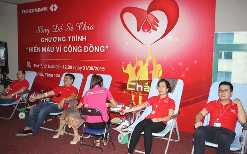 Những cán bộ ngân hàng 
Techcombank tham gia các hoạt động cộng đồng, 
sẻ chia vì xã hội.
