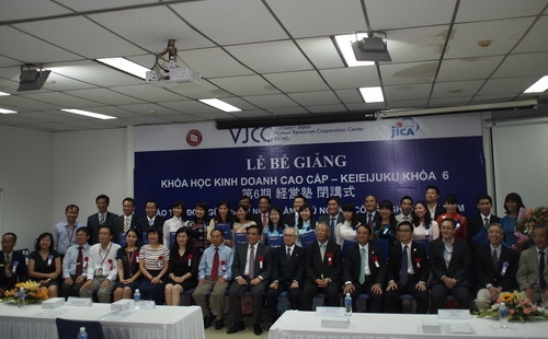 Giảng viên Keieijuku là những giảng viên người Nhật Bản có kinh nghiệm phong phú về lĩnh vực kinh doanh tại Nhật Bản, ngoài ra còn có giảng viên người Việt Nam có kinh nghiệm cố vấn kinh doanh thực tế tại Việt Nam.<br>