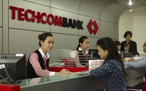 Khách hàng giao dịch tại Techcombank.<br>