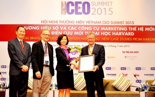 Bà Bùi Thị Hương, Giám đốc Điều hành Vinamilk đại diện công ty nhận giải
 thưởng doanh nghiệp đứng đầu top 10 thương hiệu uy tín nhất trên truyền
 thông năm 2015.