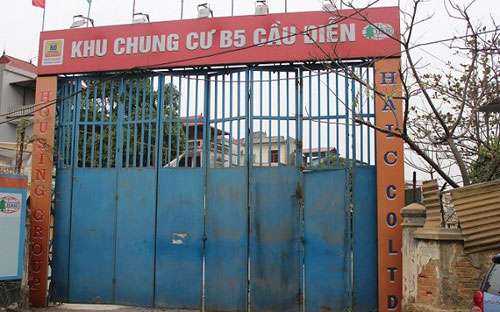 Sau gần 4 năm tiến hành huy động vốn từ khách hàng, đằng sau tấm biển này, dự án B5 Cầu Diễn vẫn chỉ là một bãi đất hoang.<br>