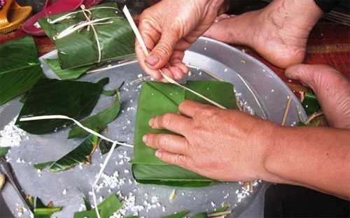 Theo khảo sát giá cả, năm nay, giá lá dong khá cao, giá ở thời điểm này so với năm ngoái đã cao gấp đôi.