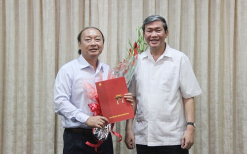 Trưởng ban Tuyên giáo Trung ương Đinh Thế Huynh trao quyết định điều động của Bộ Chính trị cho ông Võ Văn Phuông.<br>