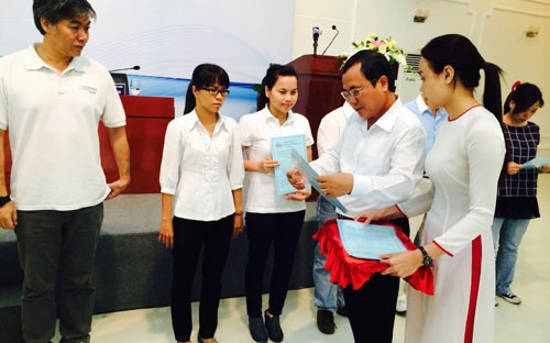 Lãnh đạo tỉnh Bình Dương và đại diện các doanh nghiệp chiều 18/6.<br>