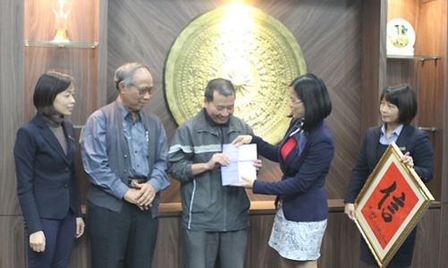 BIDV tặng quà chủ sổ tiết kiệm bỏ quên 15 năm 