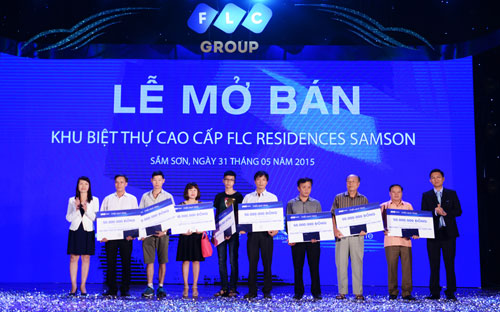 Lãnh đạo FLC trao tặng các phần quà cho khách hàng tham dự lễ mở bán hôm 31/5.<br>