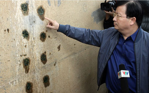 Bộ trưởng Trịnh Đình Dũng tại hiện trường cầu Vĩnh Tuy.<br>