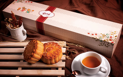 Ngoài ra, Givral còn thiết kế riêng mẫu hộp dành cho các khách hàng trẻ 
với những hình ảnh gợi nhớ đến một mùa trung thu thơ trẻ đong đầy niềm 
vui.