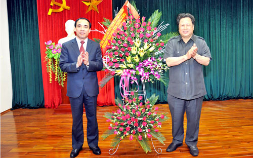 Ông Nguyễn Sáng Vang (bên phải), Phó chủ nhiệm Ủy ban Kiểm tra Trung ương, nguyên Bí thư Tỉnh ủy Tuyên Quang chúc mừng người kế nhiệm mình - ông Chẩu Văn Lâm - vừa được bầu giữ chức Bí thư Tỉnh uỷ Tuyên Quang.<br>