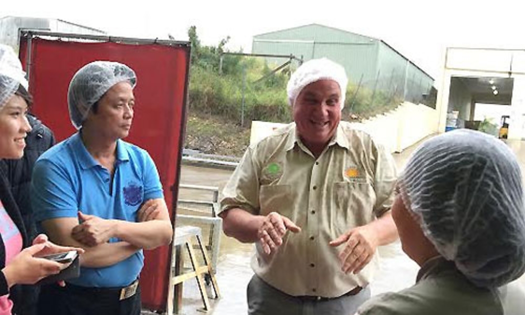Ông Brice Kaddatz (người đứng giữa) giới thiệu về nhà máy và quy trình chế biến của Công ty Suncoast Gold Macadamia tại Úc.