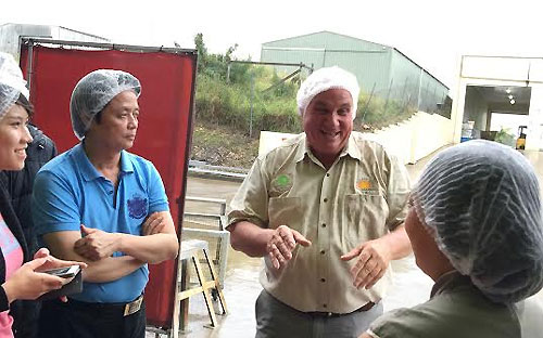Ông Brice Kaddatz (người đứng giữa) giới thiệu về nhà máy và quy trình chế biến của Công ty Suncoast Gold Macadamia tại Úc.