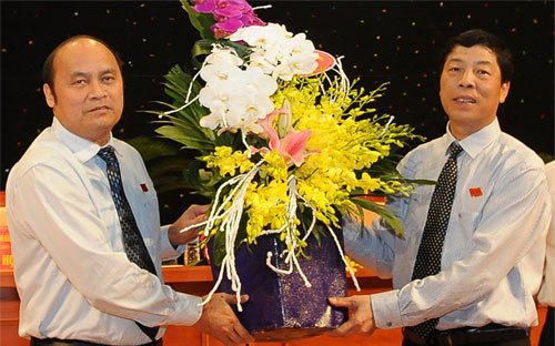 Bí thư Tỉnh Uỷ Bùi Văn Hải (bên phải) chúc mừng ông Nguyễn Văn Linh được bầu làm Chủ tịch UBND tỉnh.<br>