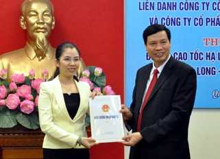Chủ tịch Quảng Ninh, ông Nguyễn Đức Long (phải) trao giấy chứng nhận đầu tư cho đại diện liên danh.<br>