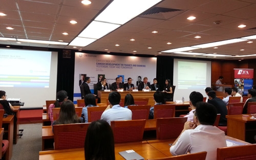 Viện CFA đã mời các chuyên viên hàng đầu trong lĩnh vực tài chính đến 
chia sẻ với sinh viên và những người mới vào nghề về con đường phát 
triển sự nghiệp và bí quyết thành công trong lĩnh vực đầu tư tài chính.