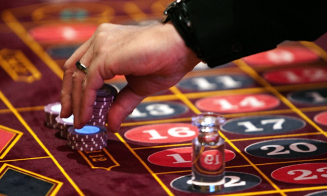 “Bây giờ tôi đang chịu áp lực rất lớn là rất nhiều tỉnh xin làm casino, tôi mệt mỏi vô cùng, áp lực quá lớn”, Bộ trưởng Bộ Kế hoạch và Đầu tư Bùi Quang Vinh từng than thở tại hội thảo về cải cách thể chế, hôm 6/3/2014.