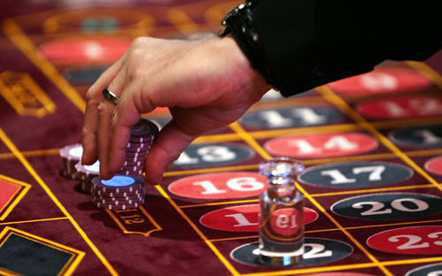“Bây giờ tôi đang chịu áp lực rất lớn là rất nhiều tỉnh xin làm casino, tôi mệt mỏi vô cùng, áp lực quá lớn”, Bộ trưởng Bộ Kế hoạch và Đầu tư Bùi Quang Vinh từng than thở tại hội thảo về cải cách thể chế, hôm 6/3/2014.