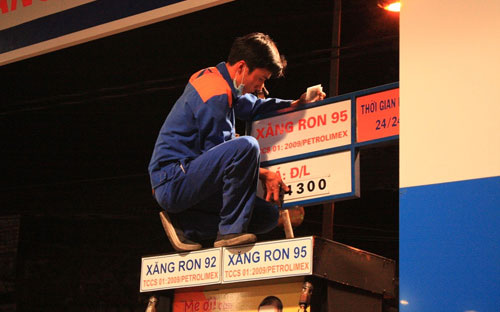 Tối 28/3, giá xăng dầu trong nước không giảm mà lại tăng một cách đột ngột và khó hiểu.